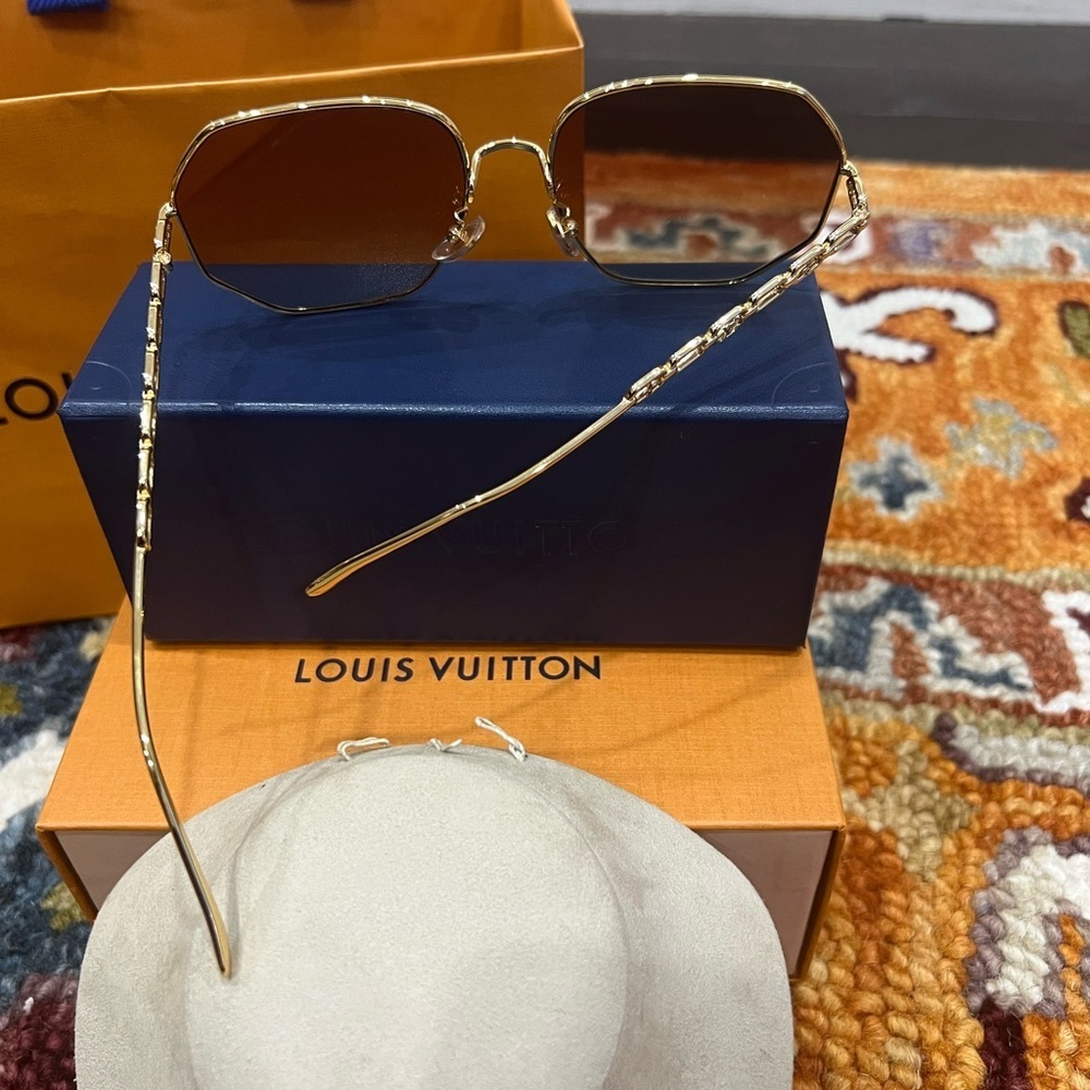 🎉Authentic Louis Vuitton: My LV Chain Round Sunglasses🎉Makes a Perfect Gift! - Picture 4 of 16